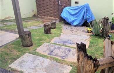 Imagem: A casa possui 3 Dormitórios, 2 Banheiros, 2 Vagas na garagem