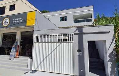 Imagem: A casa possui 3 Dormitórios, 2 Banheiros, 1 Vaga na garagem