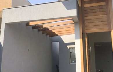 Imagem: A casa possui 3 Dormitórios, 2 Banheiros, 2 Vagas na garagem