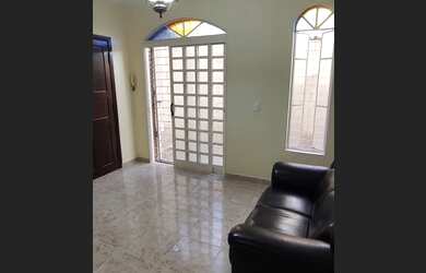 Imagem: O apartamento possui 3 Dormitórios, 1 Banheiro, 3 Vagas na