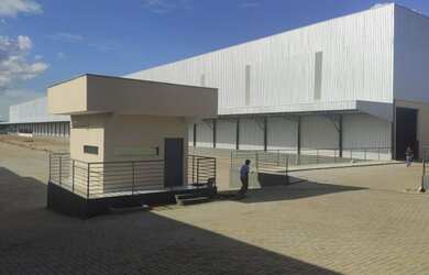 Imagem: O depósito possui 5 Vagas na garagem e 2500m² de Área e está