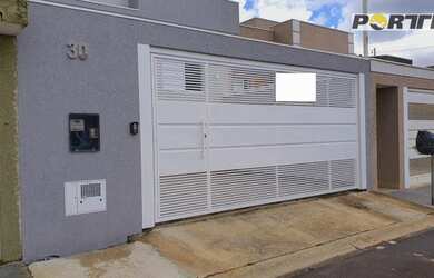 Imagem: A casa possui 3 Dormitórios, 2 Banheiros, 2 Vagas na garagem