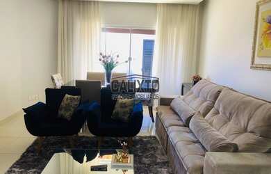 Imagem: A casa possui 3 Dormitórios, 1 Banheiro, 3 Vagas na garagem