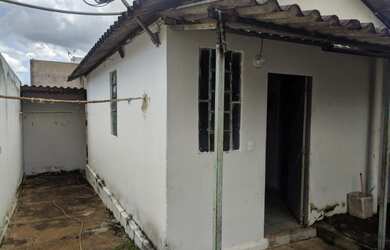 Imagem: A casa possui 2 Dormitórios, 1 Banheiro, 2 Vagas na garagem