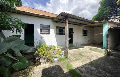 Imagem: A casa possui 3 Dormitórios, 1 Banheiro, 1 Vaga na garagem