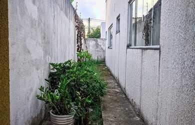 Imagem: A casa possui 3 Dormitórios, 2 Banheiros, 2 Vagas na garagem