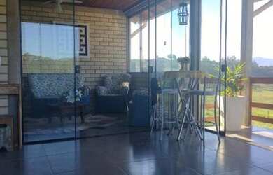 Imagem 7: Lindo sobrado de alvenaria, todo cercado de tela, linda vista da região