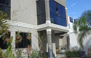 Imagem: A casa possui 4 Dormitórios, 2 Banheiros, 3 Vagas na garagem