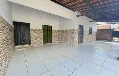 Imagem: A casa possui 4 Dormitórios, 2 Banheiros, 2 Vagas na garagem