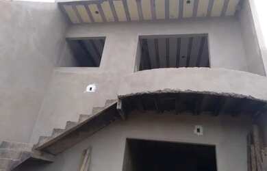 Imagem: A casa possui 3 Dormitórios e 2 Banheiros e está localizado