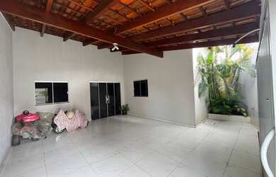 Imagem: A casa possui 3 Dormitórios, 3 Banheiros, 3 Vagas na garagem