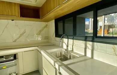 Imagem: A casa em condomínio possui 3 Dormitórios, 4 Banheiros, 4