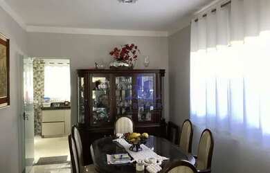 Imagem: A casa possui 3 Dormitórios, 3 Banheiros, 3 Vagas na garagem