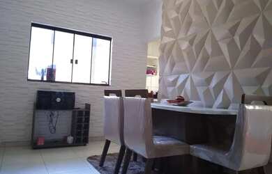 Imagem: A casa possui 3 Dormitórios, 2 Banheiros, 5 Vagas na garagem