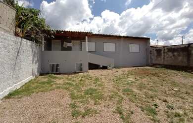 Imagem: A casa possui 3 Dormitórios, 1 Banheiro, 5 Vagas na garagem