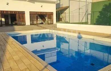 Imagem: A casa possui 4 Dormitórios, 5 Banheiros, 5 Vagas na garagem