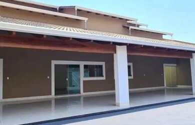 Imagem: A casa possui 3 Dormitórios, 3 Banheiros, 4 Vagas na garagem