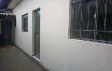 Imagem: A casa possui 1 Dormitório, 1 Banheiro, 1 Vaga na garagem