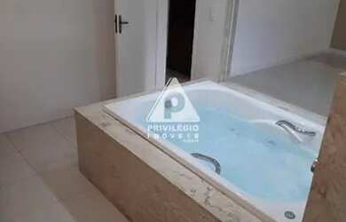 Imagem: A casa possui 2 Dormitórios, 3 Banheiros, 300m² de Área e