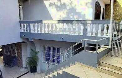 Imagem: A casa possui 4 Dormitórios, 4 Banheiros, 5 Vagas na garagem