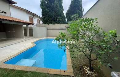 Imagem: A casa em condomínio possui 4 Dormitórios, 4 Banheiros, 350m²