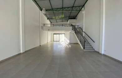 Imagem: O depósito para alugar possui 3 Vagas na garagem, 222m² de