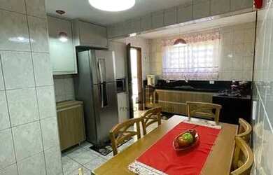 Imagem: A casa possui 4 Dormitórios, 3 Banheiros, 3 Vagas na garagem