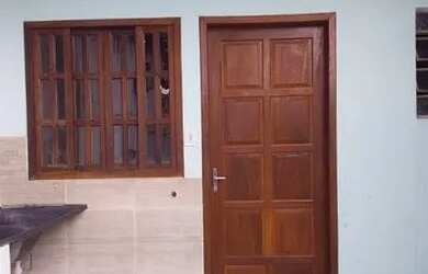 Imagem: A casa possui 1 Dormitório, 1 Banheiro, 1 Vaga na garagem e