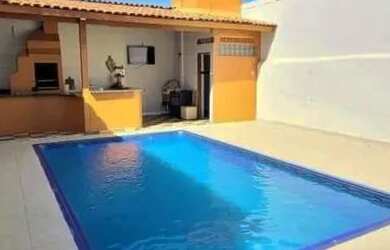 Imagem: A casa possui 3 Dormitórios, 3 Banheiros, 2 Vagas na garagem