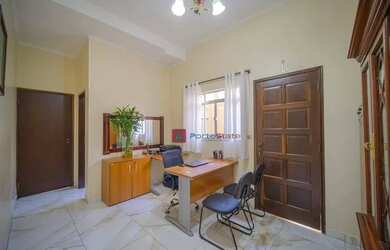 Imagem: A casa possui 3 Dormitórios, 2 Banheiros e 168m² de Área