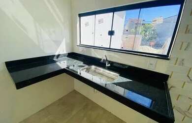 Imagem: A casa possui 3 Dormitórios, 1 Banheiro, 5 Vagas na garagem