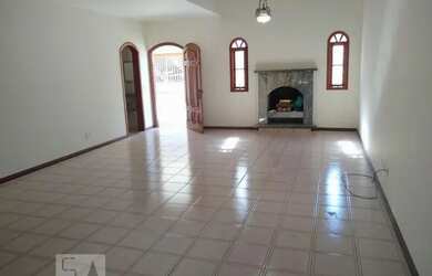 Imagem: A casa possui 3 Dormitórios, 3 Banheiros, 3 Vagas na garagem