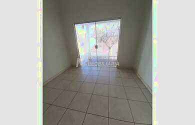 Imagem: A casa possui 3 Dormitórios, 2 Banheiros, 1 Vaga na garagem