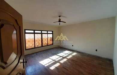 Imagem: A casa possui 3 Dormitórios, 1 Banheiro, 2 Vagas na garagem