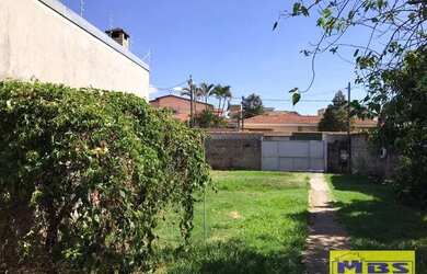 Imagem: A casa possui 2 Dormitórios, 1 Banheiro, 2 Vagas na garagem