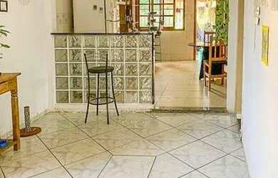 Imagem: A casa possui 3 Dormitórios, 1 Banheiro, 5 Vagas na garagem