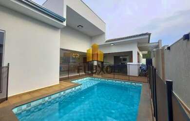 Imagem: A casa possui 3 Dormitórios, 3 Banheiros, 4 Vagas na garagem