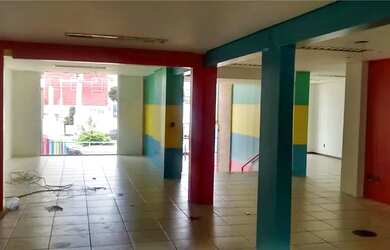 Imagem: O depósito possui 5 Vagas na garagem e 250m² de Área e está