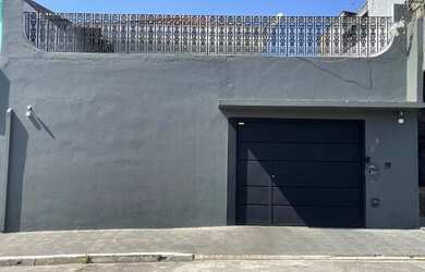 Imagem: A casa possui 3 Dormitórios, 4 Banheiros, 5 Vagas na garagem