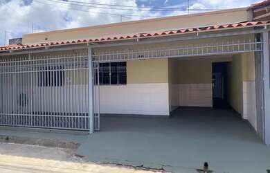 Imagem: A casa possui 2 Dormitórios, 1 Banheiro, 2 Vagas na garagem