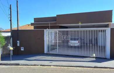 Imagem: A casa possui 3 Dormitórios, 3 Banheiros, 4 Vagas na garagem