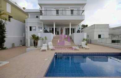 Imagem: A casa em condomínio possui 5 Dormitórios, 5 Banheiros, 980m²