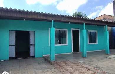 Imagem: A casa possui 3 Dormitórios, 2 Banheiros, 2 Vagas na garagem