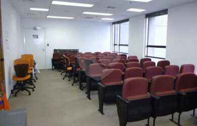 Imagem: O depósito possui 5 Vagas na garagem e 560m² de Área e está