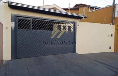 Imagem: A casa possui 3 Dormitórios, 1 Banheiro, 2 Vagas na garagem