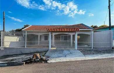 Imagem: A casa possui 2 Dormitórios, 1 Banheiro, 1 Vaga na garagem