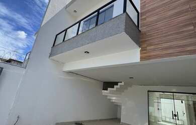 Imagem: A casa possui 3 Dormitórios, 1 Banheiro, 2 Vagas na garagem