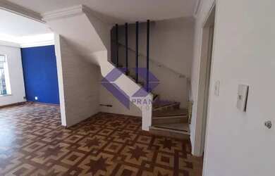 Imagem: O depósito possui 3 Vagas na garagem, 210m² de Área e está