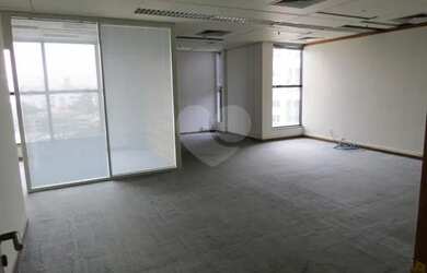 Imagem: O depósito possui 5 Vagas na garagem e 319m² de Área e está