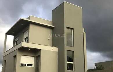 Imagem: A casa possui 3 Dormitórios, 2 Banheiros, 129m² de Área e